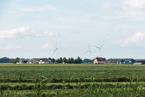 boerenlandschap met windmolens en een boerderij