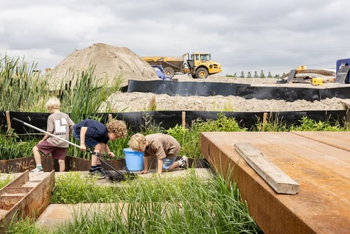 spelende kinderen vlakbij een bouwplaats
