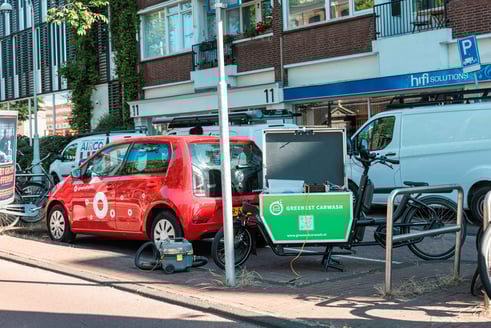deelauto in de straten van Amsterdam