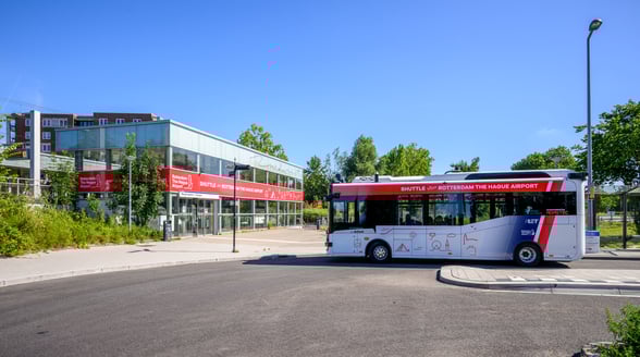 Zelfrijdende bus bij metrohalte in Rotterdam