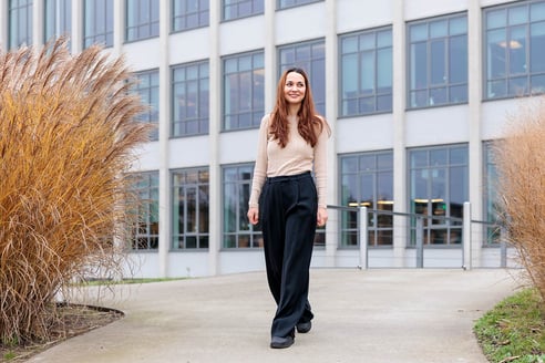 Bouwkostenmanager Nilufer Oktar voor het kantoor van AT Osborne