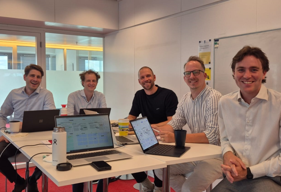 Team van collega's werkt aan opdracht op kantoor