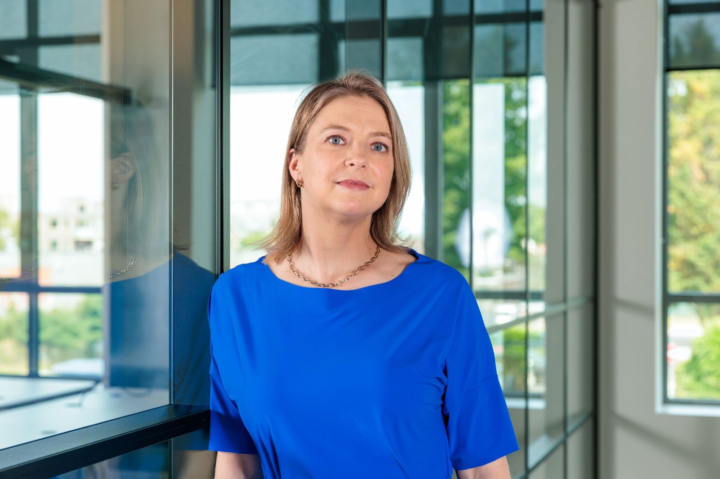 Directeur Ineke van AT Osborne in deuropening