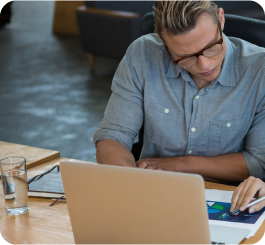 man-achter-laptop