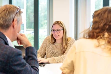 Vrouw geeft advies tijdens meeting