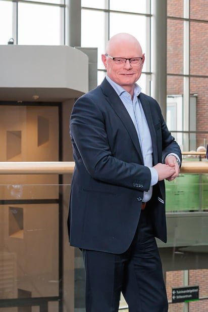 Bestuurdslid Peter van der Pols in hal van ziekenhuis Pantein