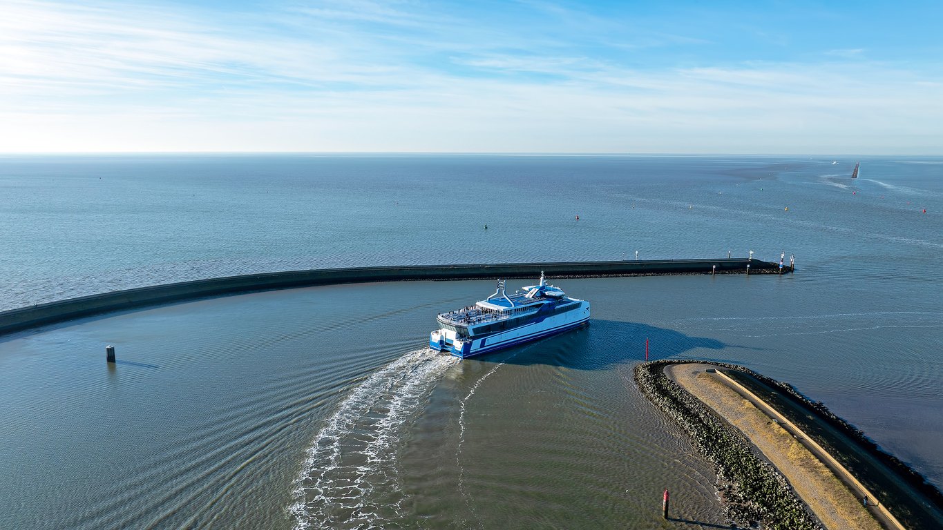Uitvarende veerboot op de Waddenzee
