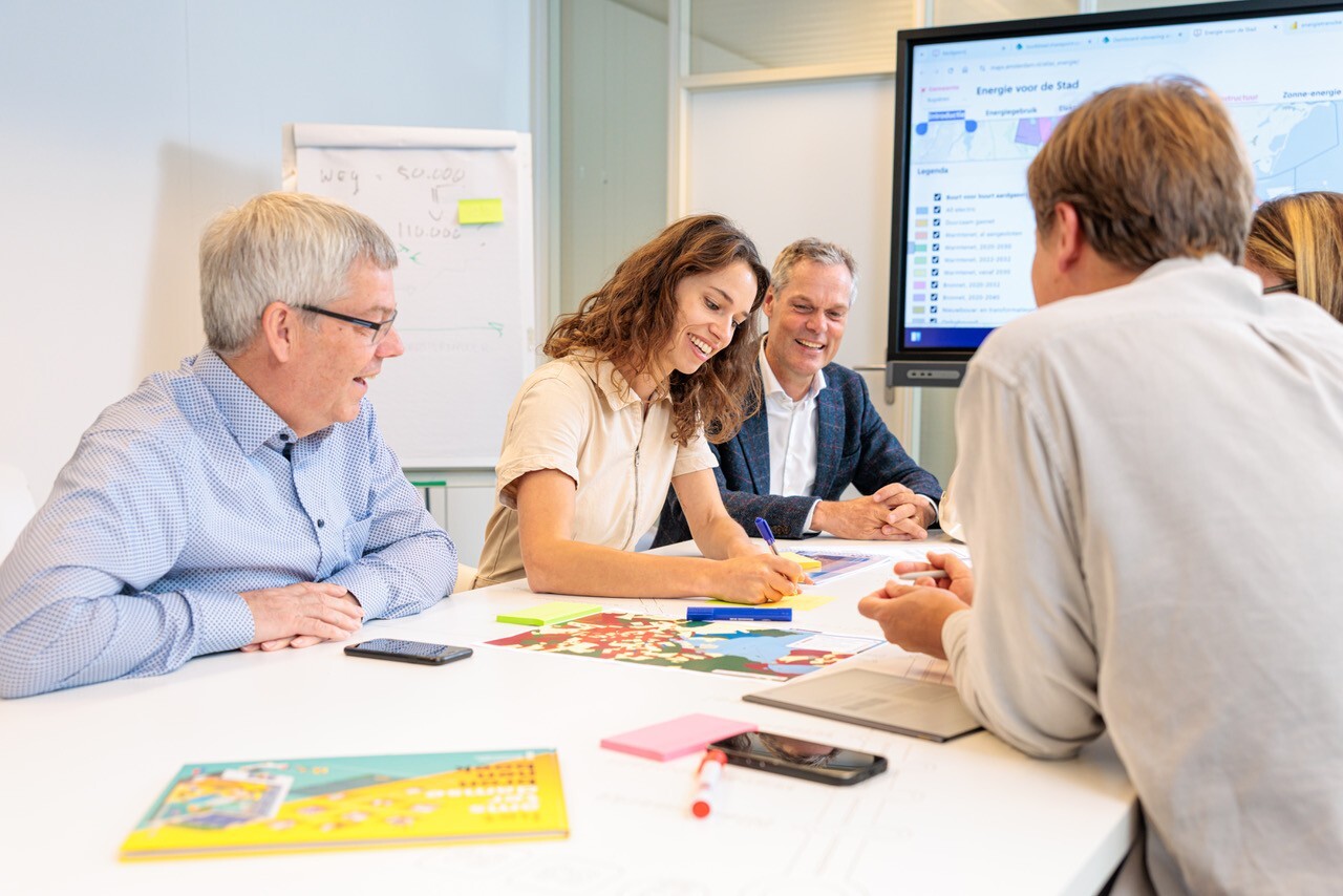 Collega's wisselen ideeën uit tijdens meeting