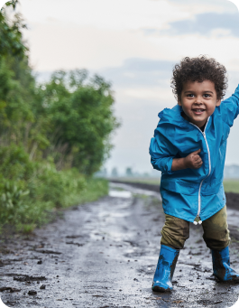 kind-met-laarzen-in-modder