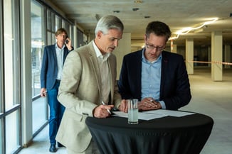 ondertekening start van de bouw van het CVIC door projectmanager Erik