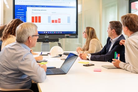 Projectteam bespreekt resultaten in overleg