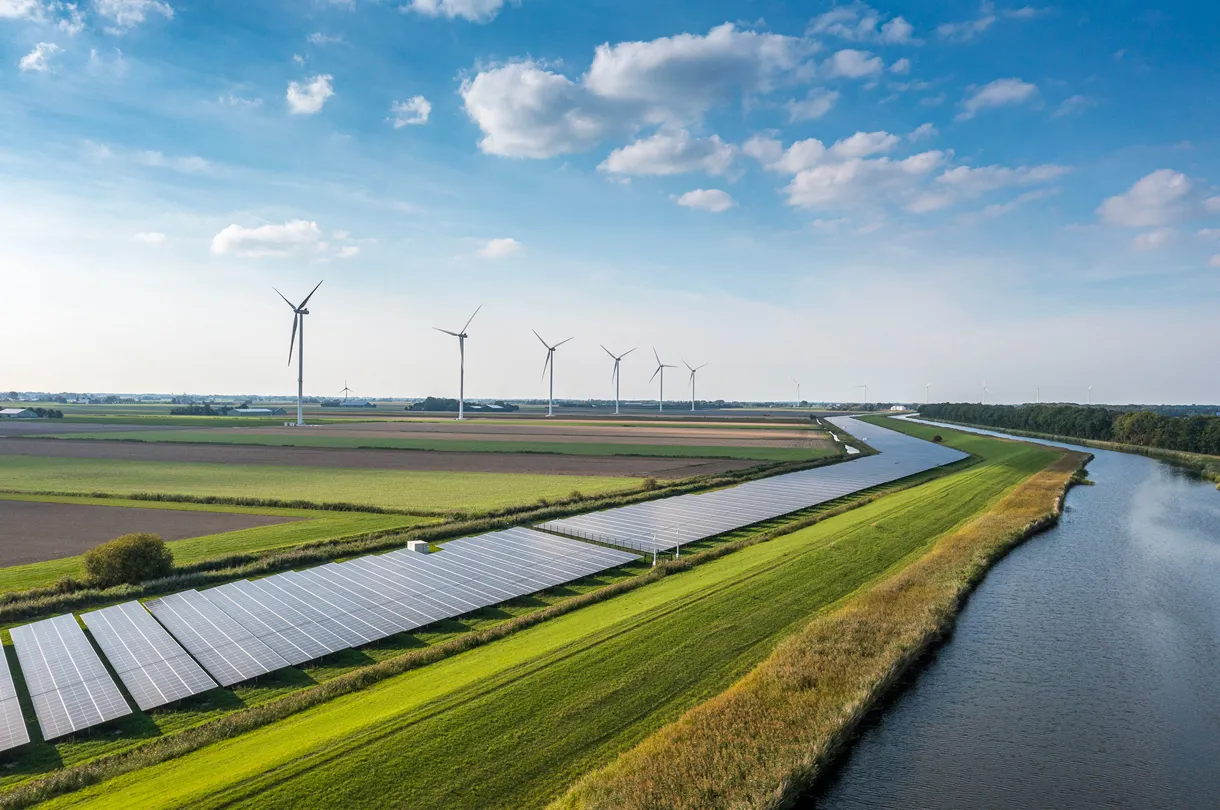 windmolens en zonnepanelen in landelijk gebied