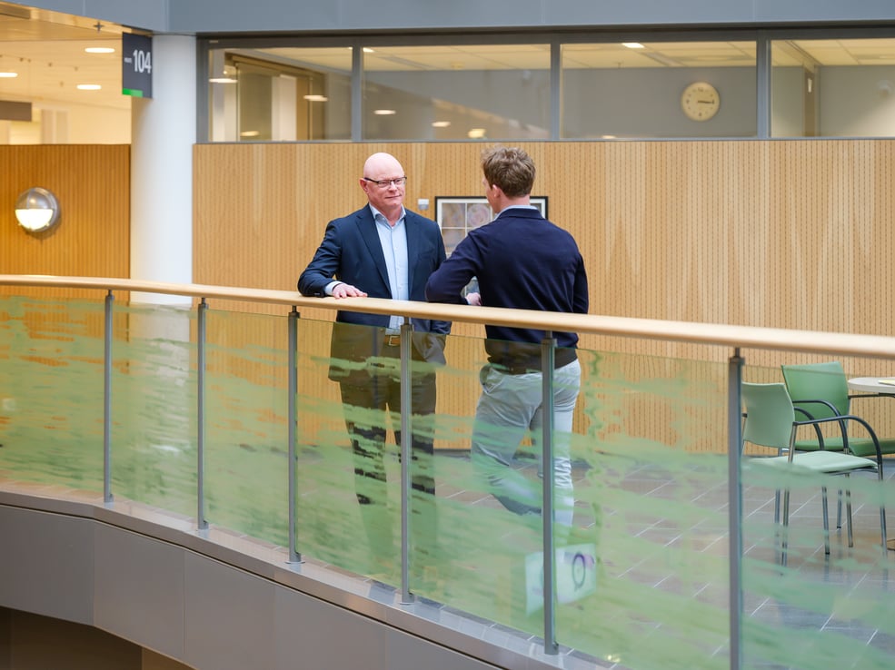 Twee mannen in gesprek in een zorginstelling