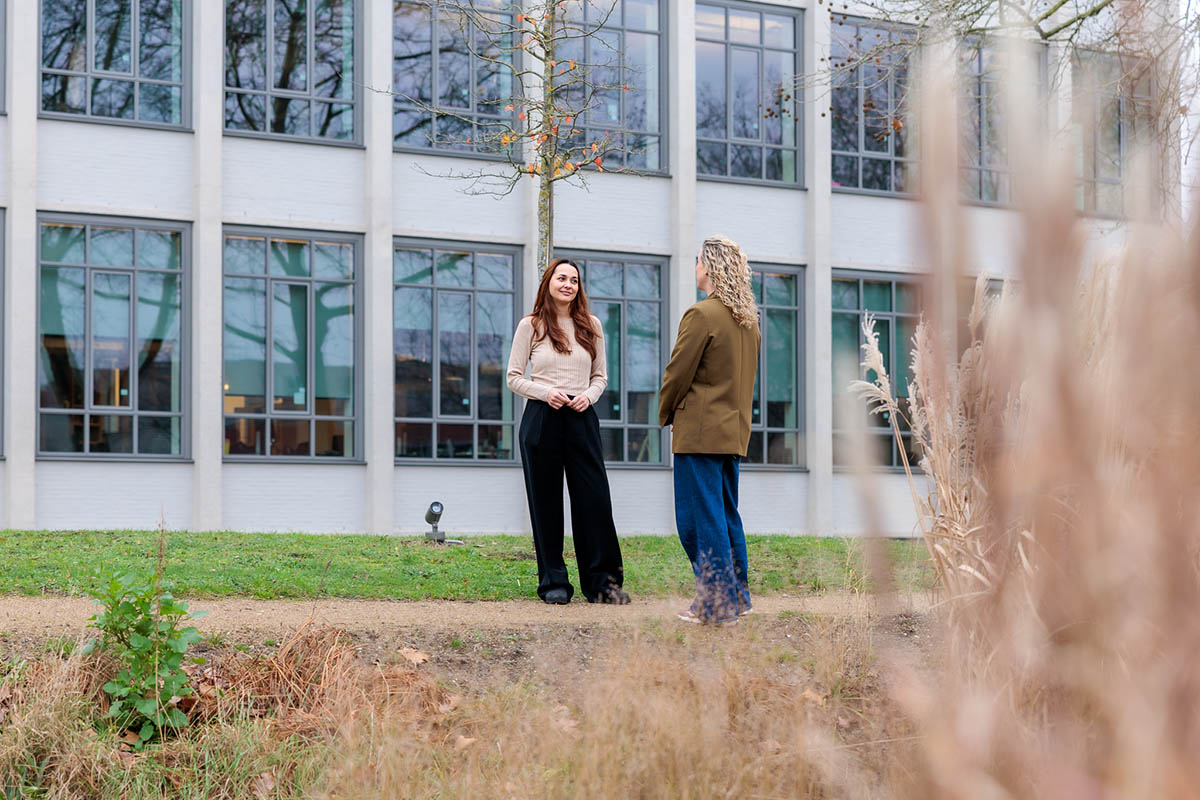 Nilufer Oktar in gesprek met collega voor kantoor