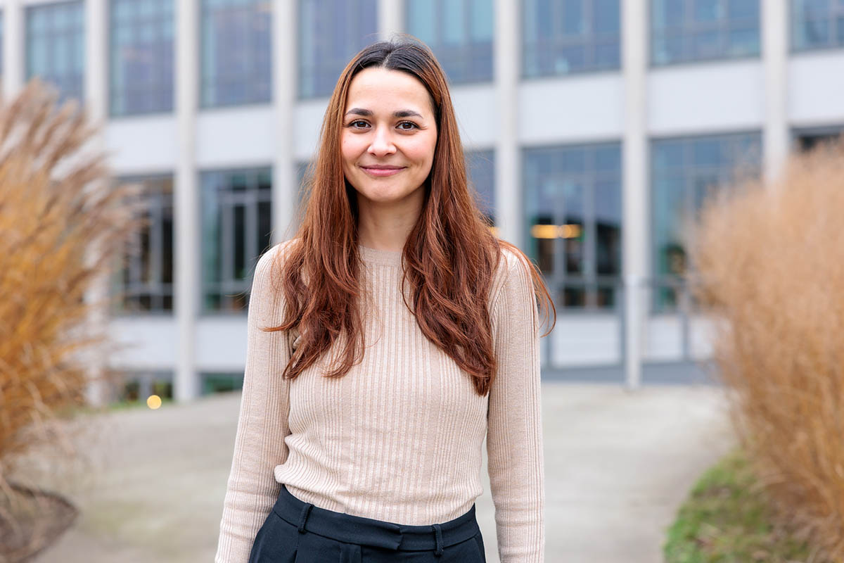 close-up van Nilufer Oktar buiten voor kantoor