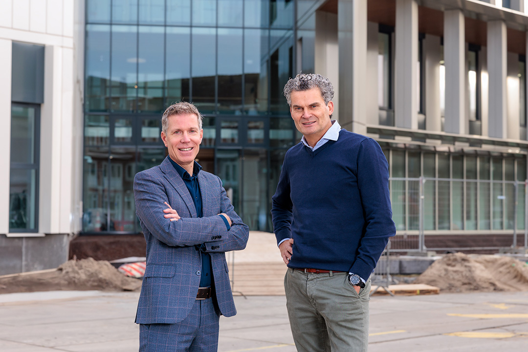 Jeroen Brinkman en Peter Geerlings voor het net opgeleverde nieuwbouwgedeelte van Noordwest Ziekenhuisgroep in Alkmaar
