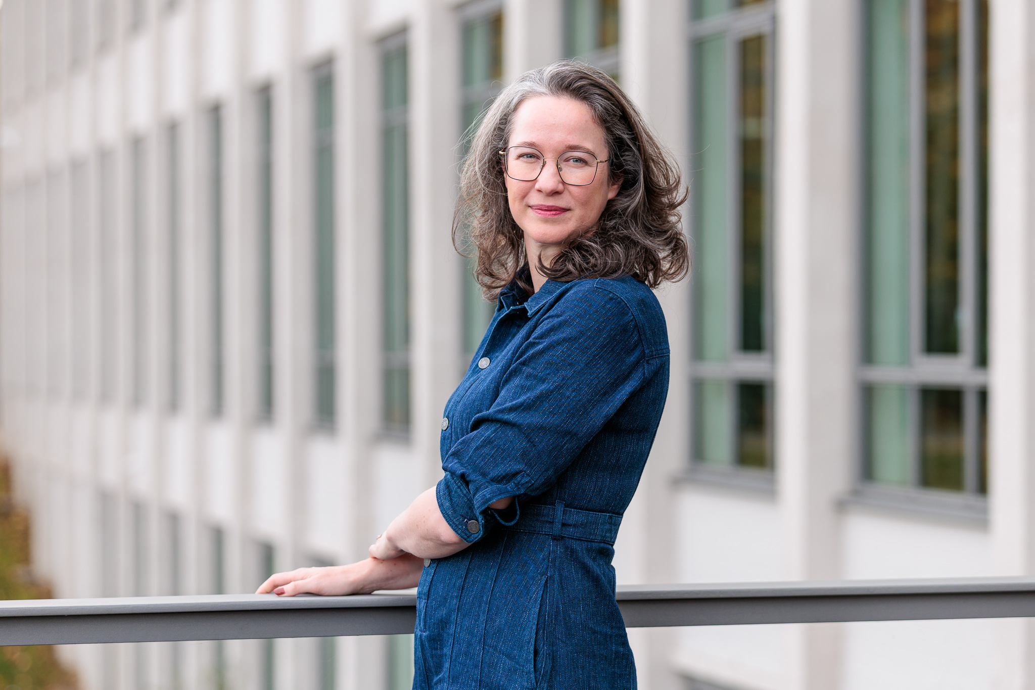 Anna Bootsma op loopbrug voor kantoorpand