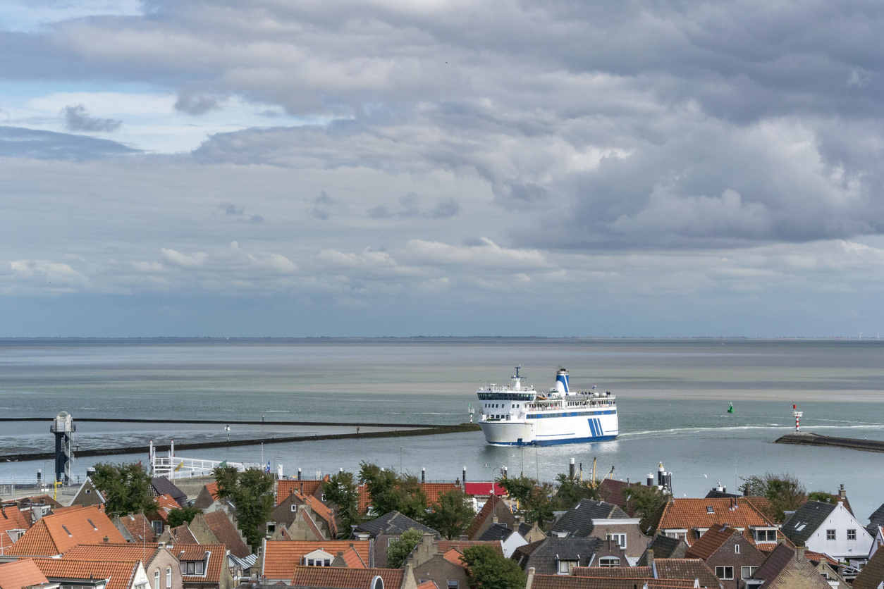 De veerboot komt aan op Waddeneiland Terschelling