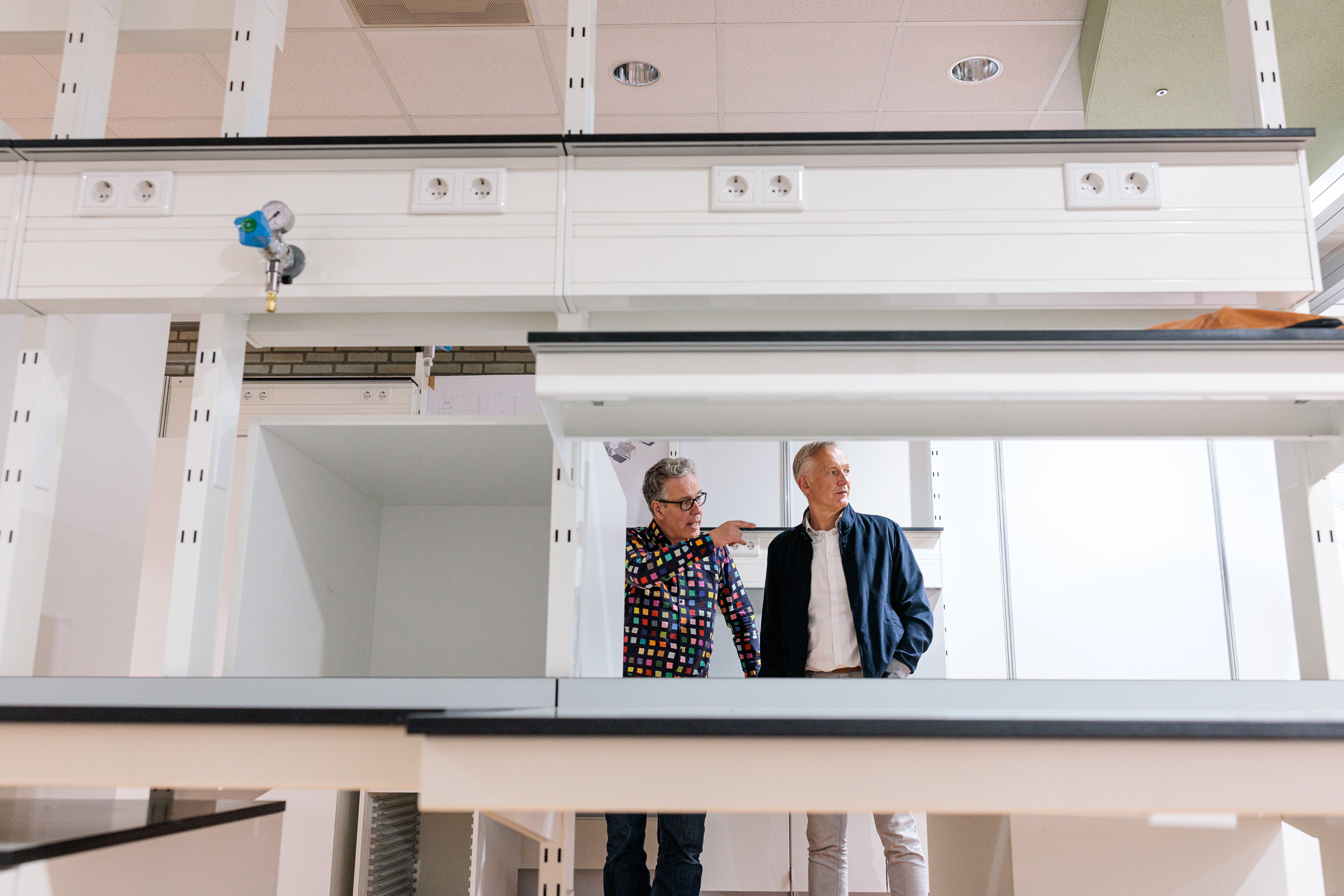 Doorkijkje naar collega's in lab