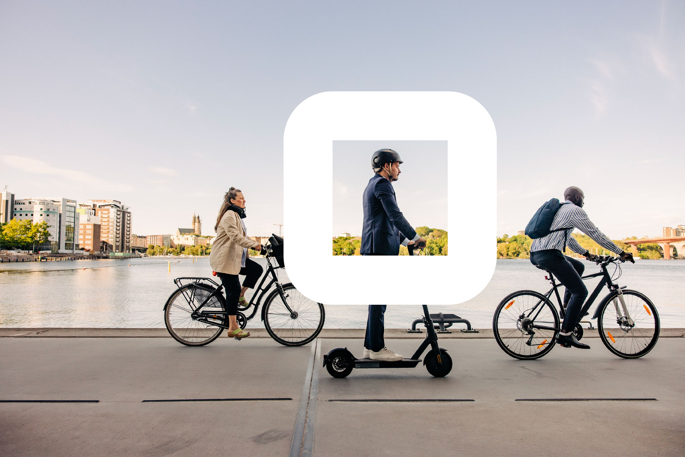 Fietsers en een man op step passeren de waterkant
