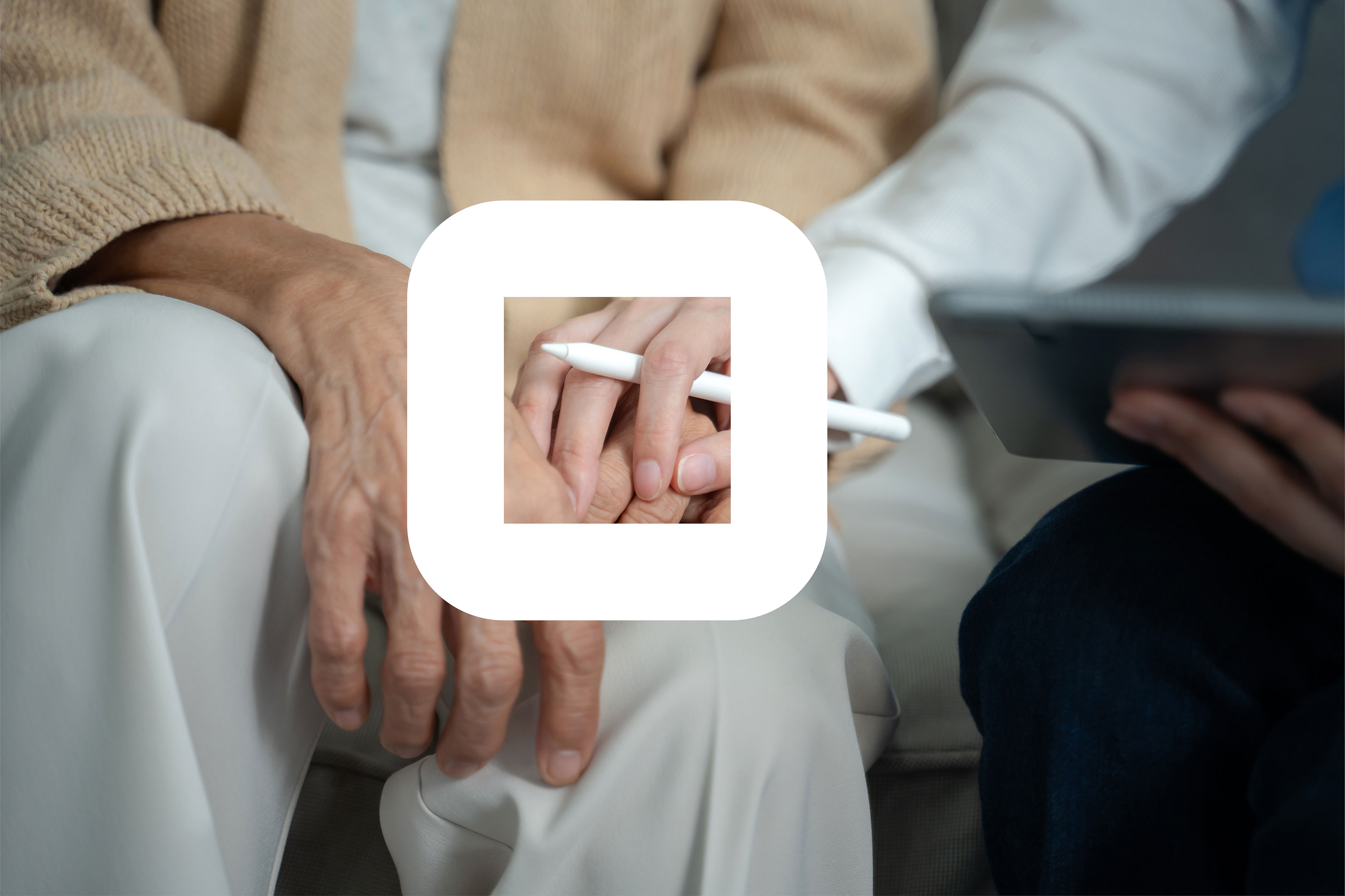 Oudere en zorgverlener ondertekenen samen digitaal document.