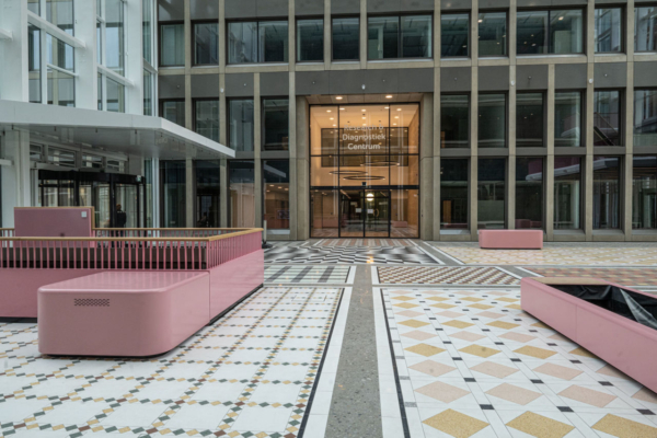 Het atrium met de ingang naar het Research & Diagnostiek Centrum