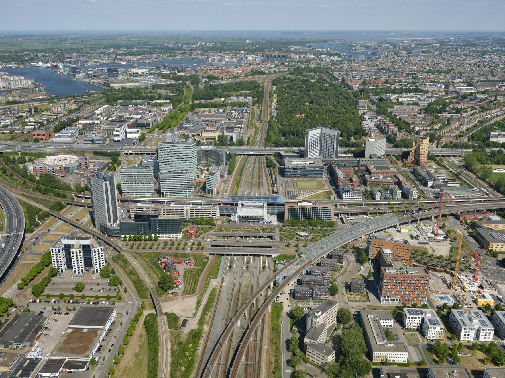 Amsterdam, Sloterdijk Centrum, het gebied wordt getransformeerd naar een gemengd woon- en werkgebied © 30 mei 2020 Aerophoto-Schiphol Luchtfotografie