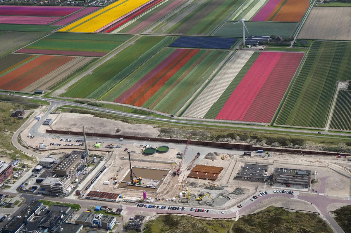 PALLAS in aanbouw tussen de tulpenvelden