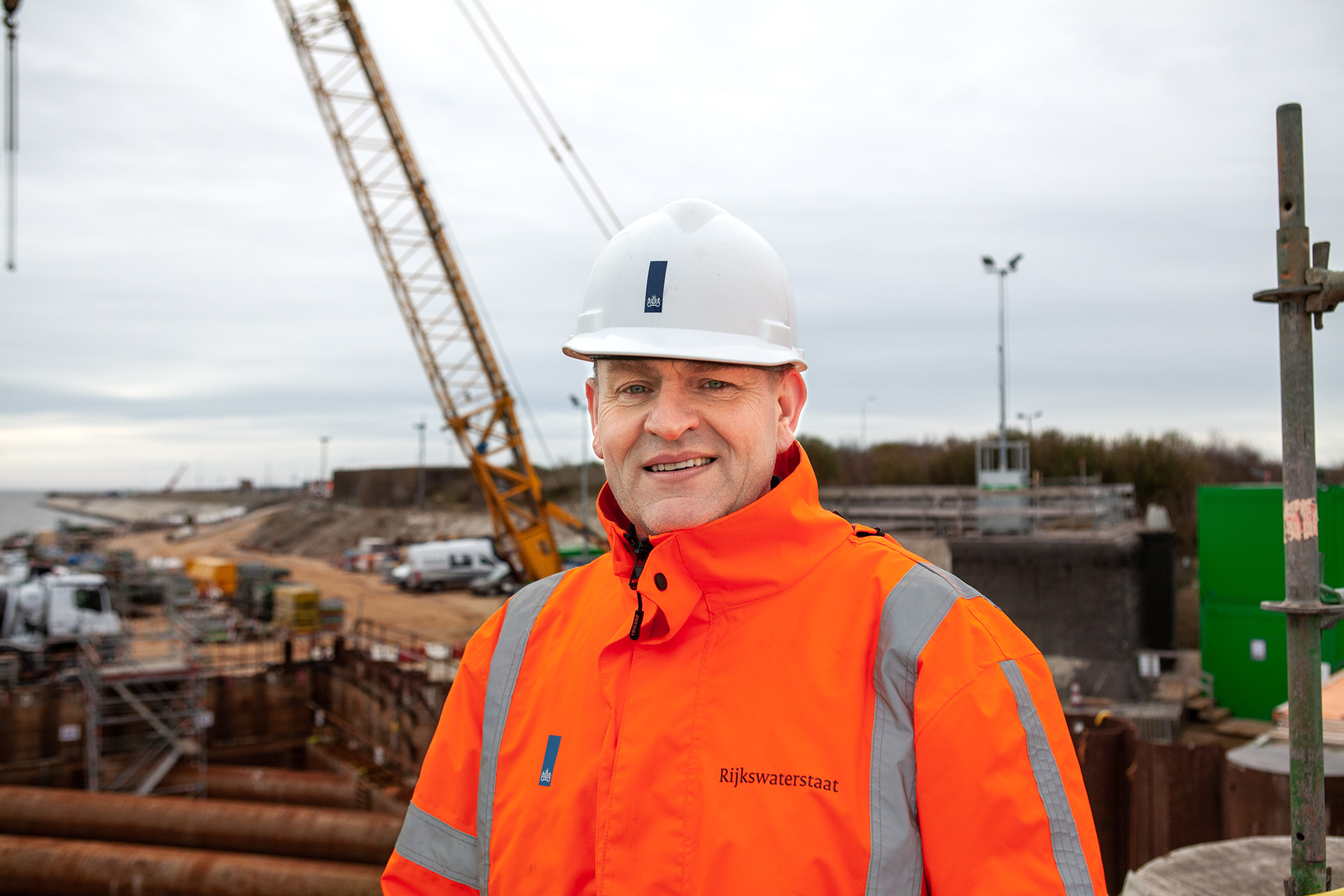 Projectdirecteur Wop Schat van RWS bij de afsluitdijk
