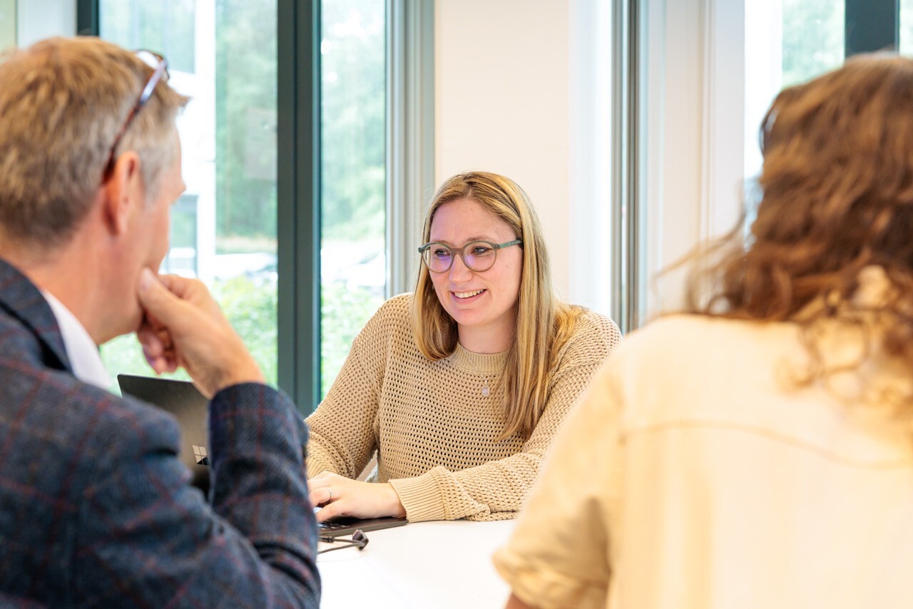 Vrouw geeft advies tijdens meeting