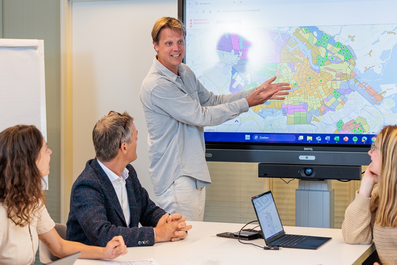 Man geeft presentatie aan groep over project