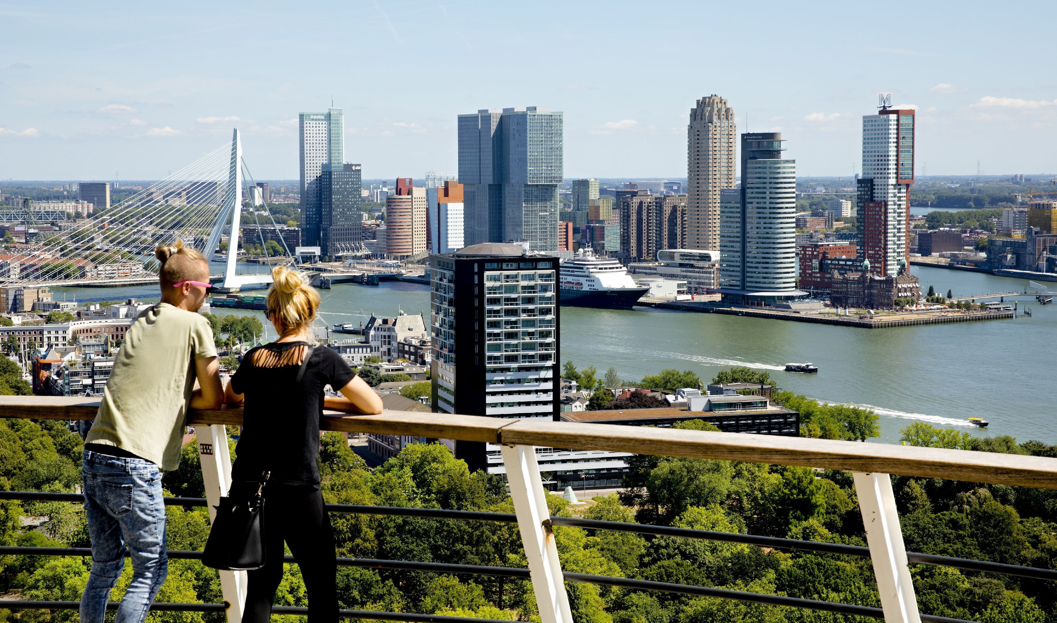 man en vrouw met mooie uitzicht van stad en gebouwen