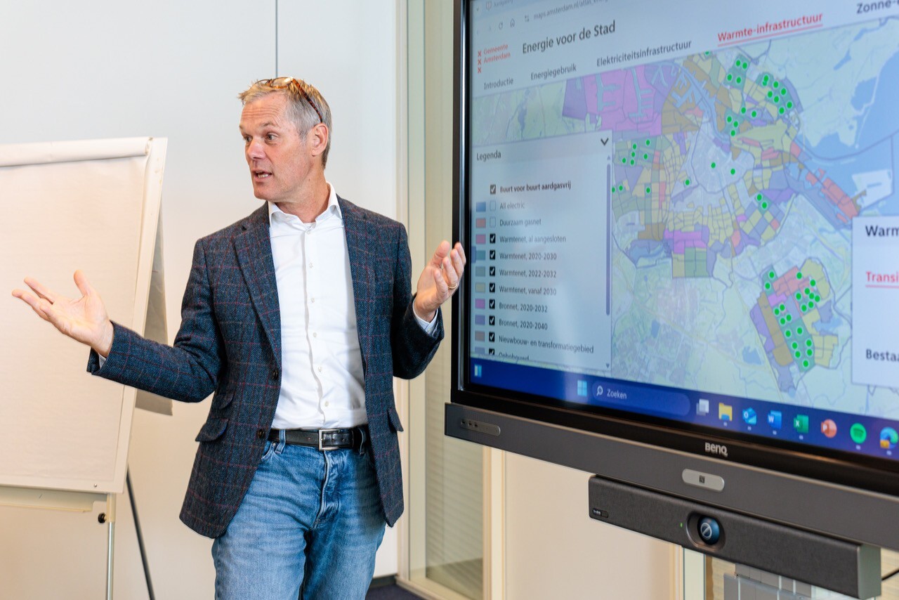 Man verzorgt een presentatie