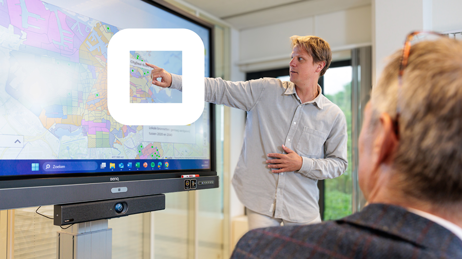 Man toont plannen tijdens presentatie