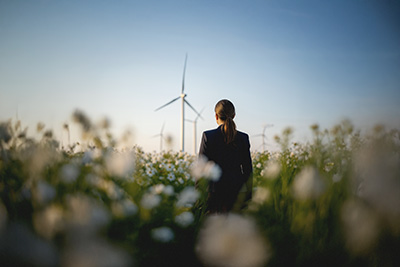 Vrouw in pak staat in bloemenveld