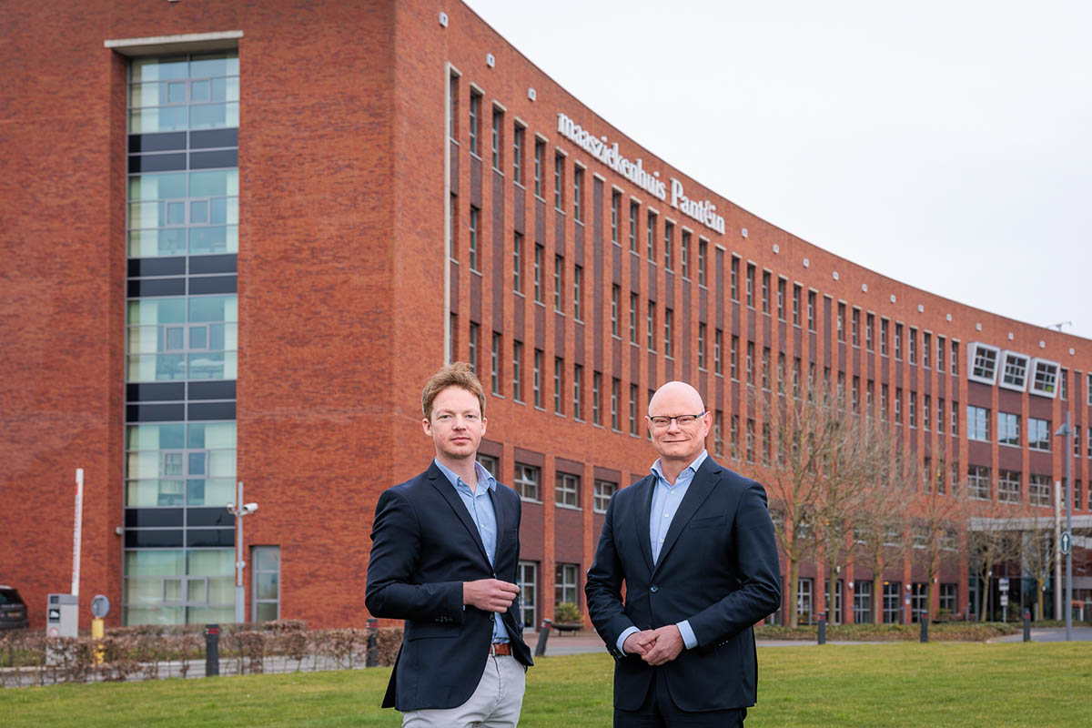 Bram Vermeulen en Peter van der Pols voor het Maasziekenhuis Pantein in Beugen.
